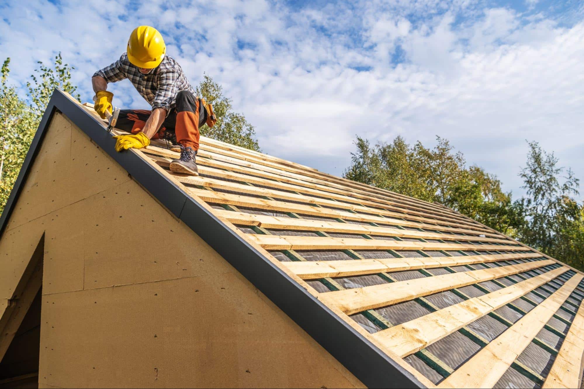 worker assembling roof wooden elements